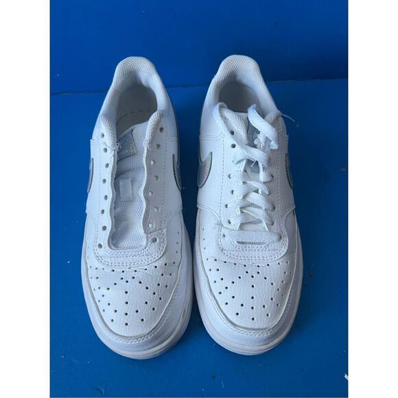 Nike Women’s Court Vision Low Top White Casual Sneakers Shoe CW5596-100 Size 6.5 - Picture 3 of 6